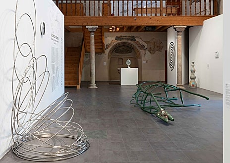 Imagen secundaria 1 - Vistas de la exposición 'La colección: diálogos. Volumen 2: El tiempo es una ilusión'