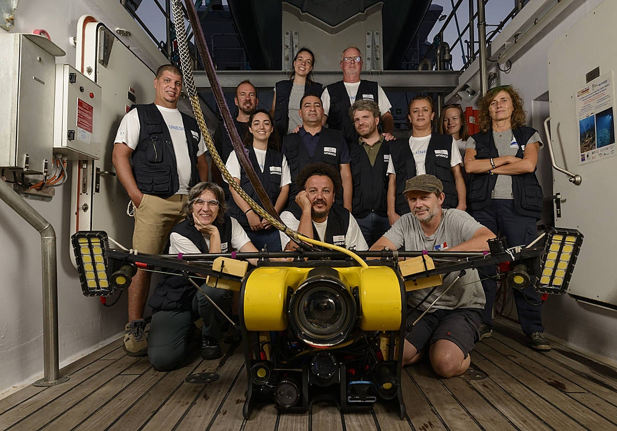 Rocío Castillo, agachada a la izquierda, y Marta Arcos, la segunda por la izquierda en la fila de detrás, con parte del equipo de la Unesco