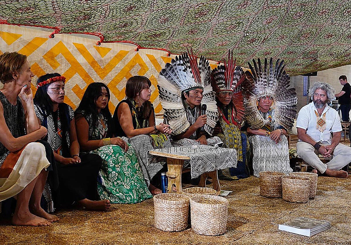 Colaboración de Ernesto Neto (a la derecha) con el pueblo amazónico Huni Kuin