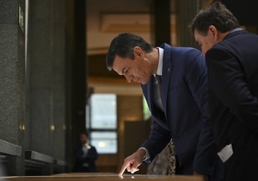 Pedro Sánchez usa el Cervantes para consagrar la España del pinganillo