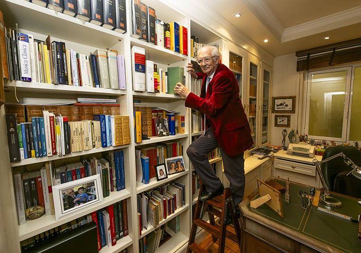 El escritor y colaborador de 'ABC', Andrés Amorós.