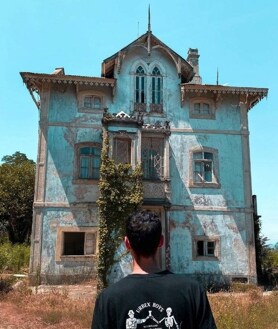 Imagen secundaria 2 - Fotograma del documental 'Fin de temporada'. A la izquierda, avión abandonado en Atenas. A la derecha, una casa abandonada