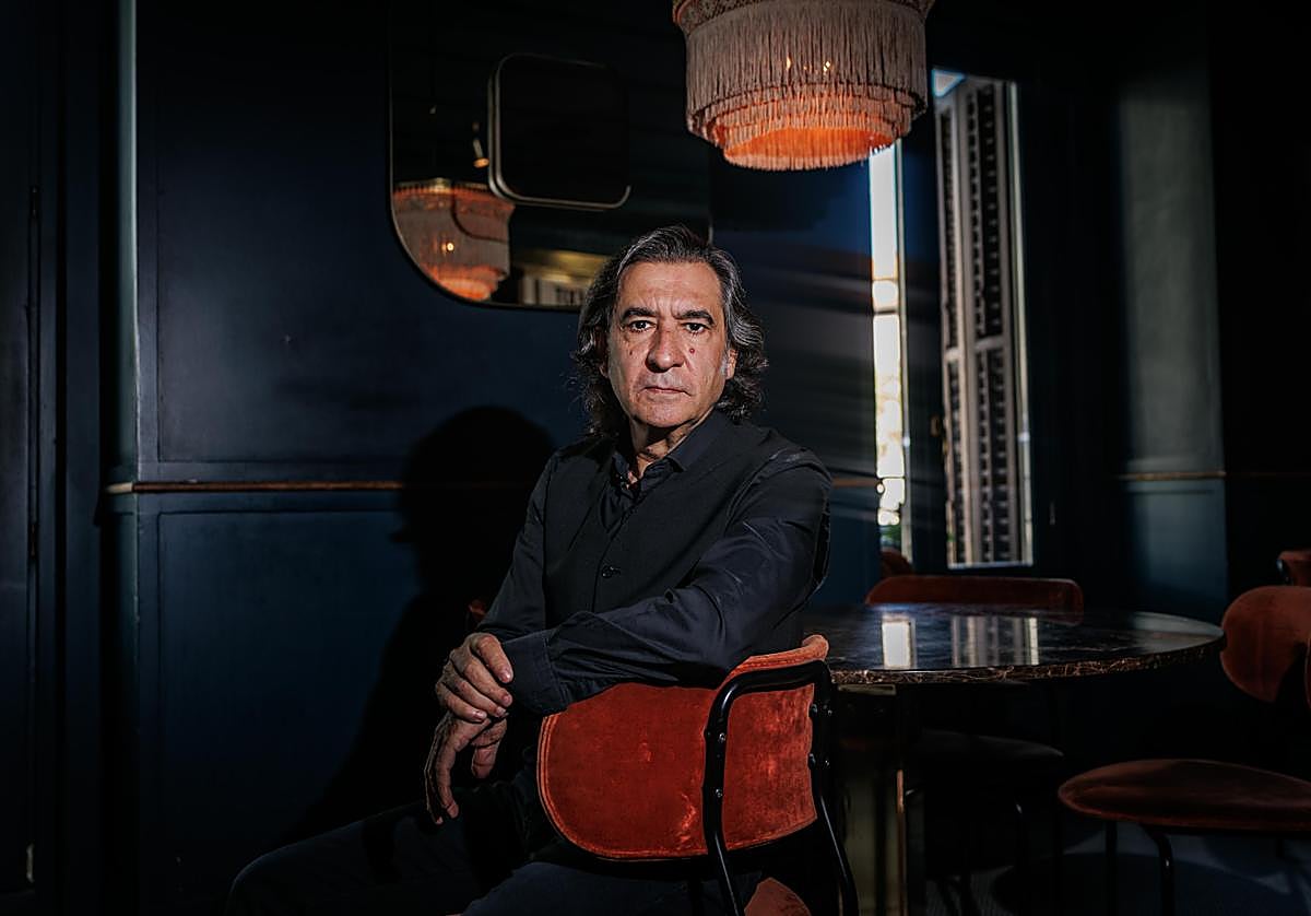 Ángel Antonio Herrera, retratado en el Café Comercial