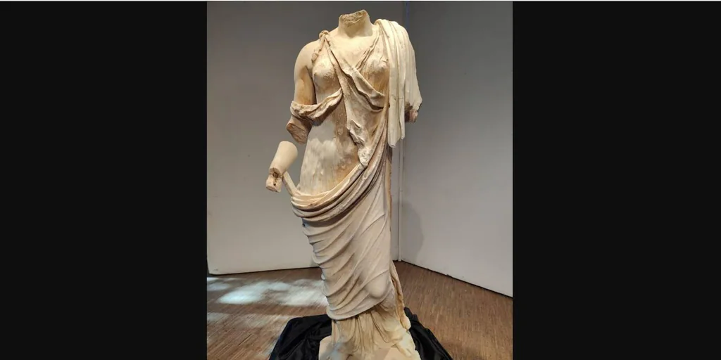 Hanno trovato una statua in marmo di una donna di epoca romana