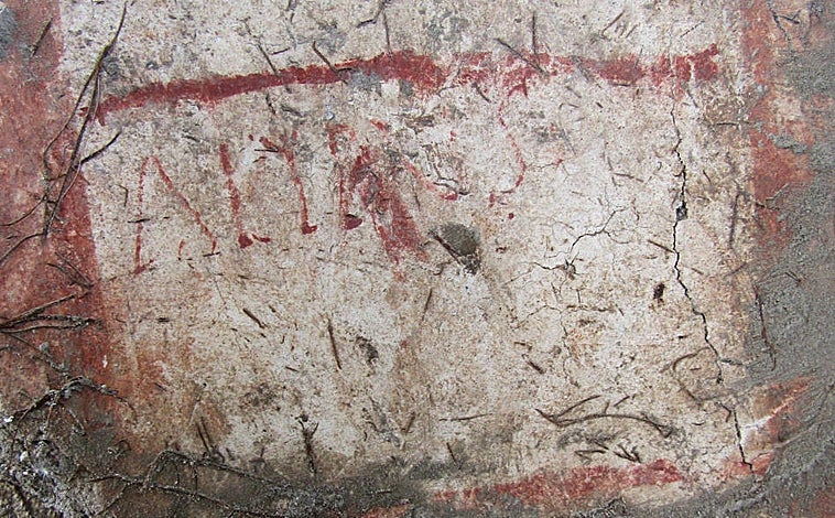 Imagen principal - Las inscripciones ahora, descubiertas junto a la última ofrenda antes de la erupción del Vesubio, invitan a votar a Aulus Rustius Verus, candidato al cargo de edil, equivalente, entre los antiguos romanos, a magistrado