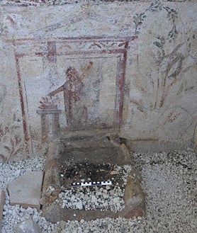 Imagen secundaria 2 - Las inscripciones ahora, descubiertas junto a la última ofrenda antes de la erupción del Vesubio, invitan a votar a Aulus Rustius Verus, candidato al cargo de edil, equivalente, entre los antiguos romanos, a magistrado