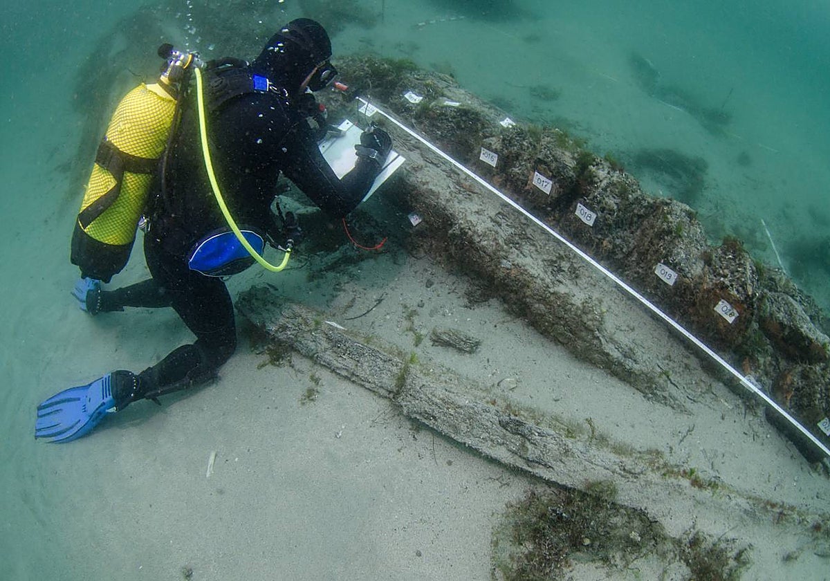 Toma de medidas en el yacimiento del pecio Ribadeo I.