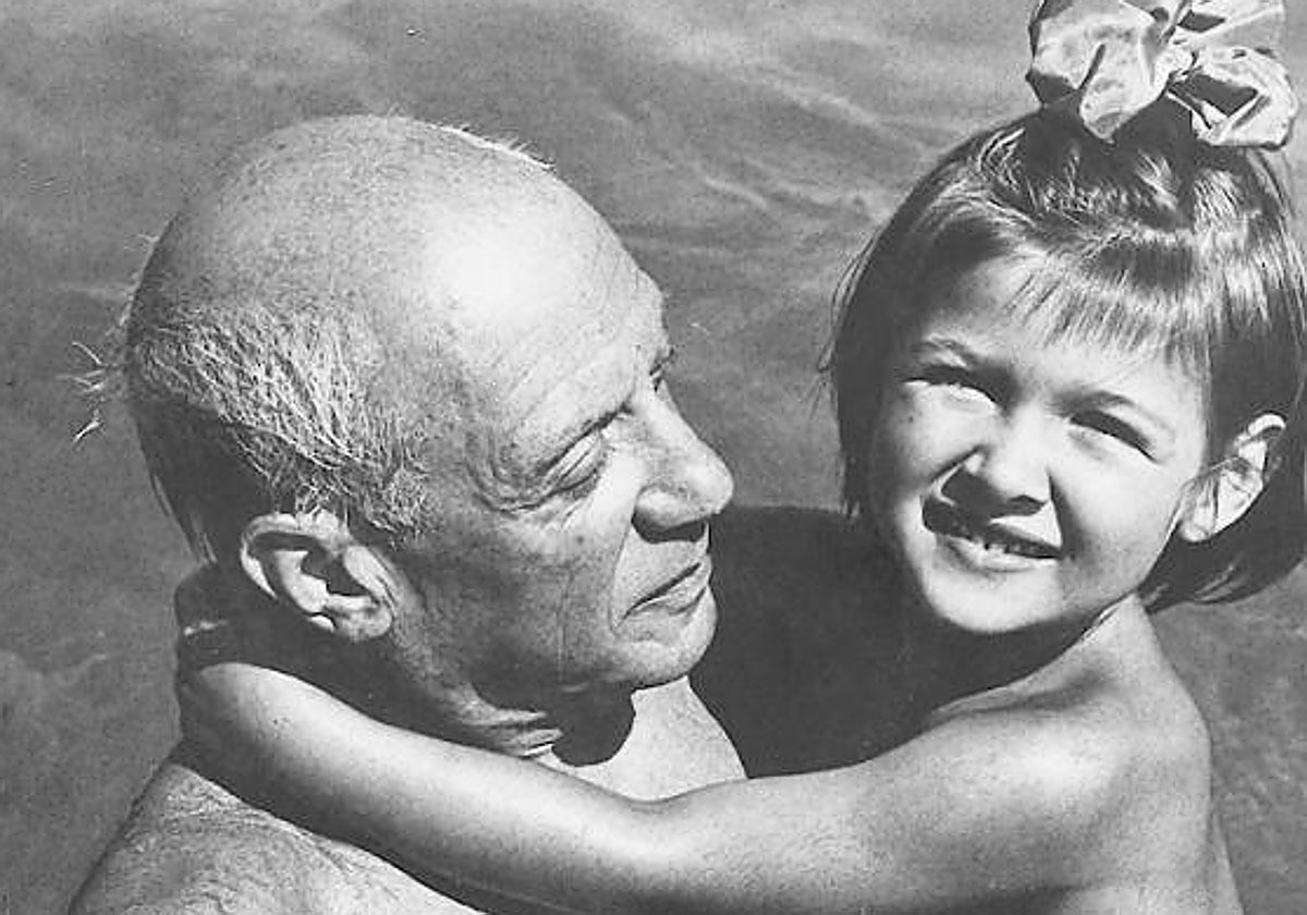 Picasso con su hija Paloma en la playa