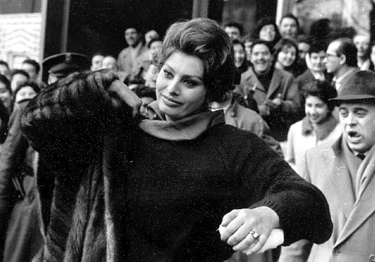 Sofía Loren con la clavícula escayolada tras rompérsela al finalizar el rodaje del CID