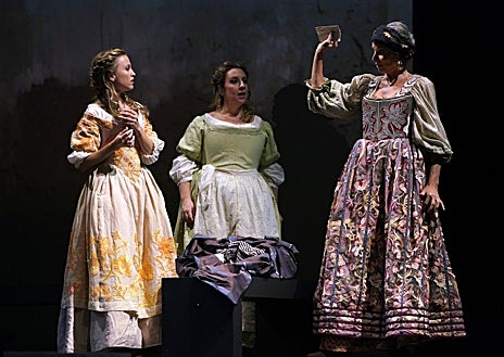 Imagen secundaria 1 - Tres imágenes de los ensayos de 'El caballero de Olmedo'