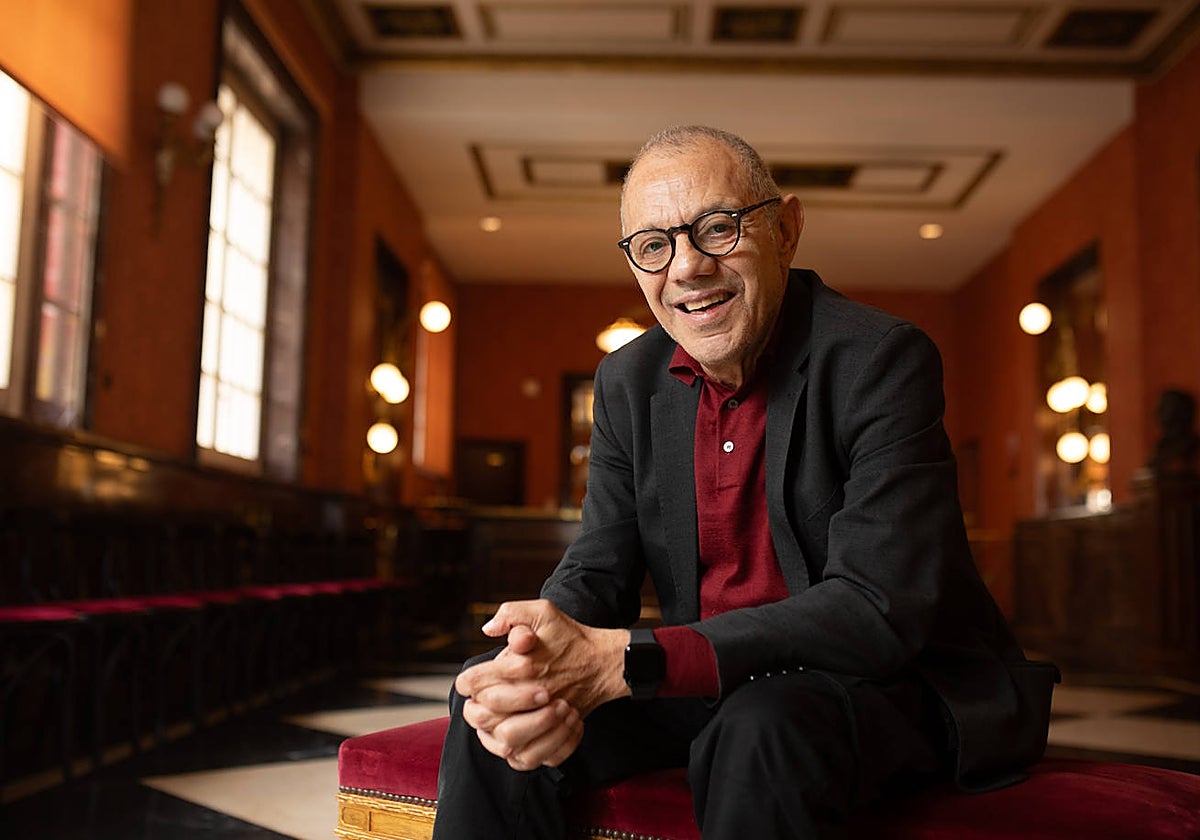 Lluís Pasqual, en el ambigú del Teatro de la Zarzuela durante la entrevista
