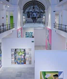 Imagen secundaria 2 - Arriba, 'Lee Friedlander in the Sixties' (2008). Sobre estas líneas, 'Infinitivo de oso' y detalle del montaje de la muestra