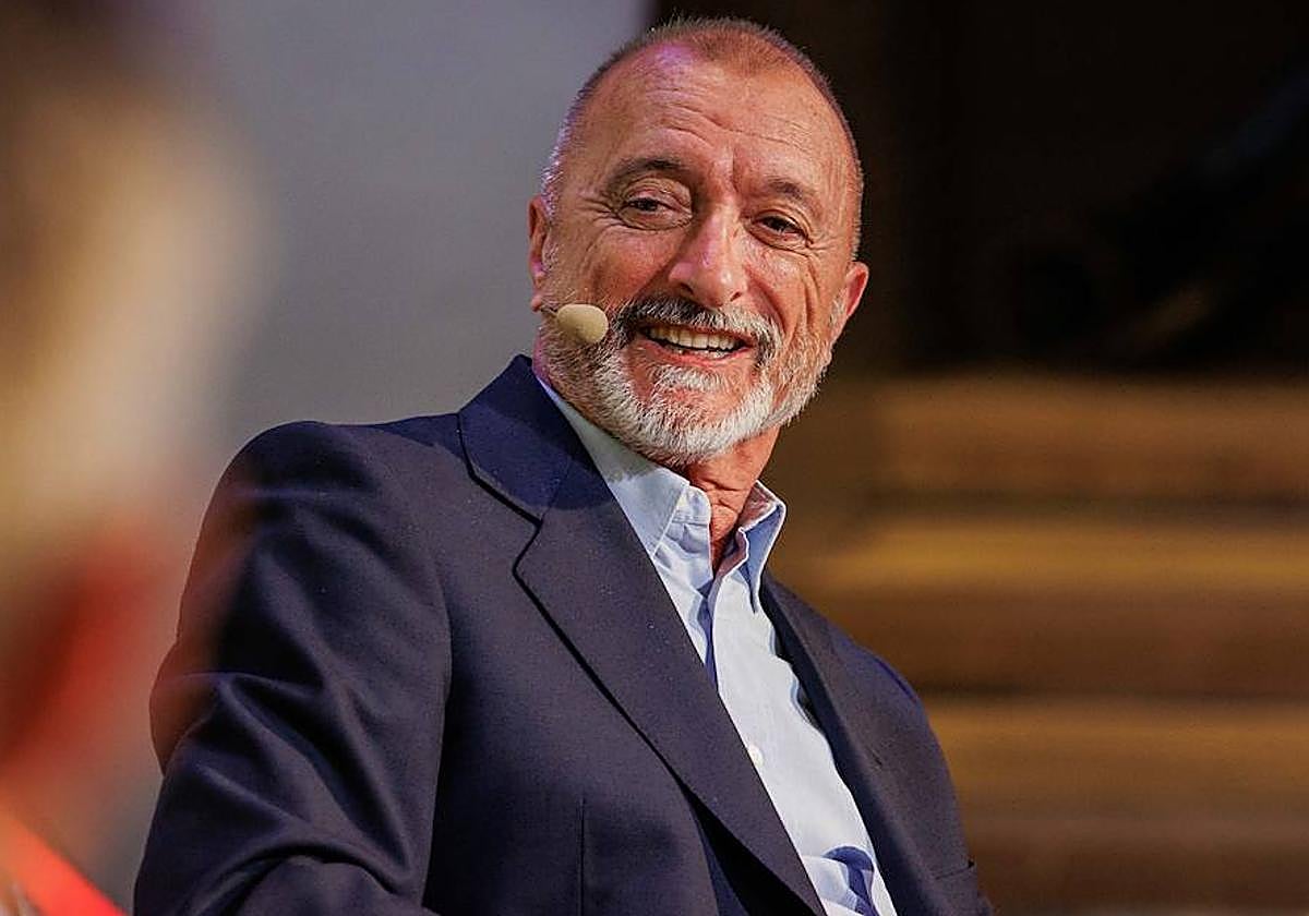 Arturo Pérez-Reverte, durante una charla