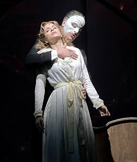 Imagen secundaria 2 - Tres imágenes de 'El fantasma de la Ópera'