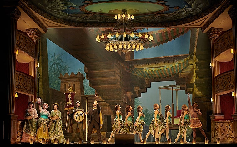 Imagen principal - Tres imágenes de 'El fantasma de la Ópera'