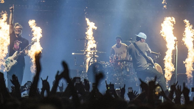 Fuego y pirotecnia en el directo de los californianos
