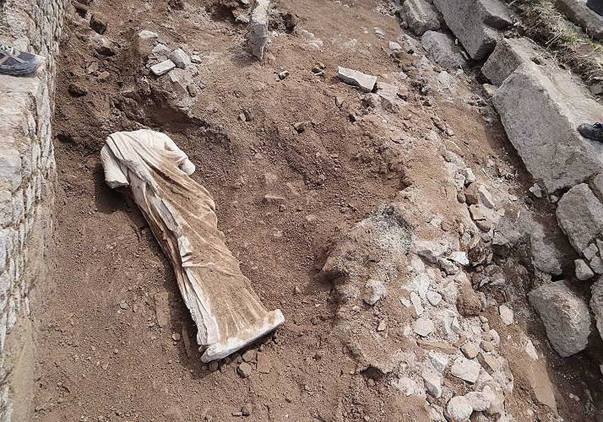 La estatua femenina de mármol en el lugar donde fue descubierta en Tusculum