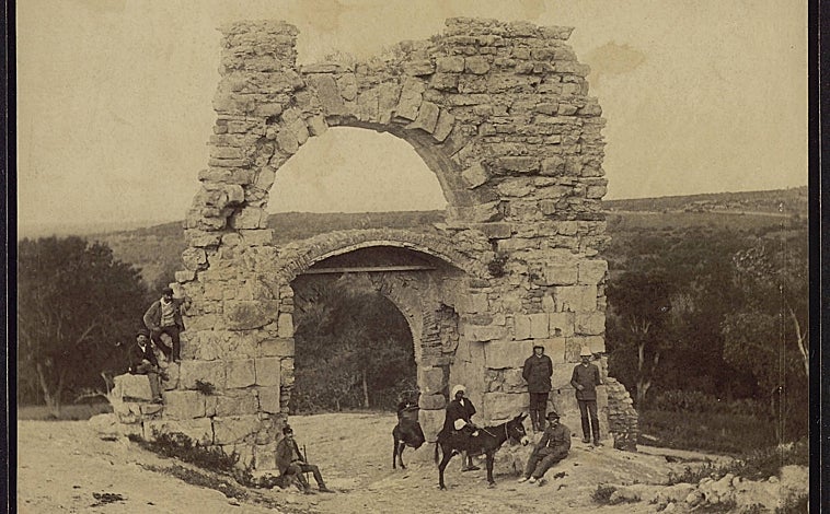 Imagen principal - Puerta monumental romana de Ziqua (Zaghouan), estelas y otros objetos púnicos del Museo de Saint Louis, actual Museo Nacional de Cartago y tarjeta postal con retrato del bey Ali Muddat ibn al-Husayn
