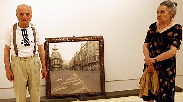 Antonio López (junto a su célebre vista de la Gran Vía), con María Moreno, su esposa, en el Museo Thyssen
