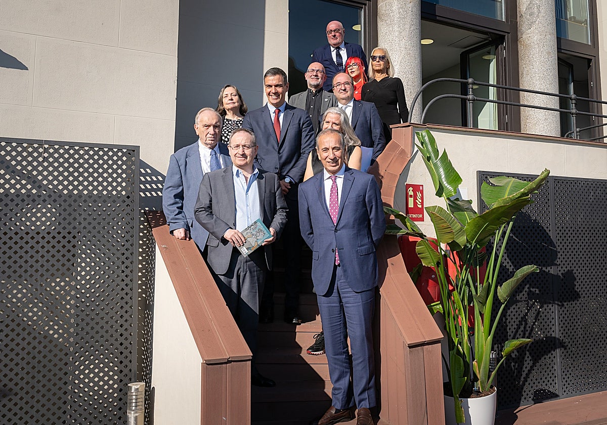 Pedro Sánchez y Miquel Iceta con representantes del sector de la cultura