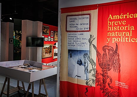 Imagen secundaria 1 - Sobre estas líneas, algunos de los contenidos de la muestra actual 'América: breve historia natural y política'. A la derecha, Halim Badawi con una de las obras de la exposición. Arriba, luminoso de Archivo Arkhé en la calle Doctor Fourquet