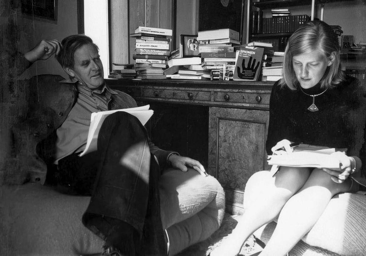 John Le Carré y Jane trabajando en 'El topo' en su despacho de Tregiffian, en 1974