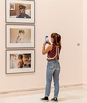 Imagen secundaria 2 - En las imágenes, algunos de los espacios de la muestra en el museo valenciano