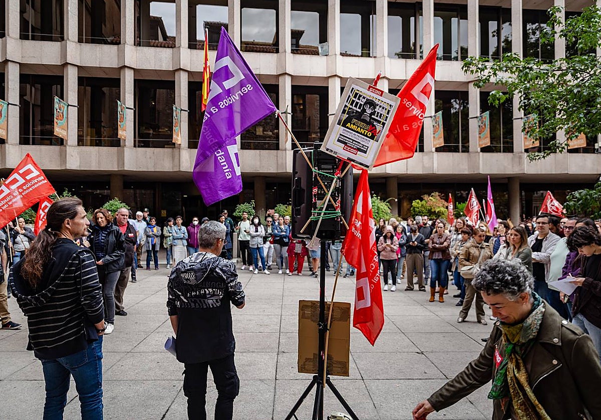 Concentración frente al Ministerio de Cultura por la presencia de amianto, en octubre de 2022