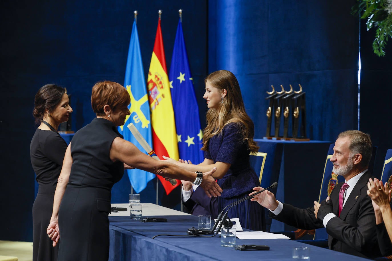 Rosalia Broccolo y Maria Ordine, pareja y hermana del profesor y escritor italiano Nuccio Ordine, Premio  de Comunicación y Humanidades, saludan a la Familia Real