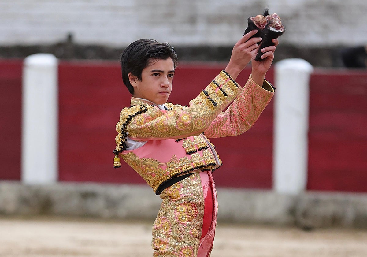 Marco Pérez con las dos orejas del tercero