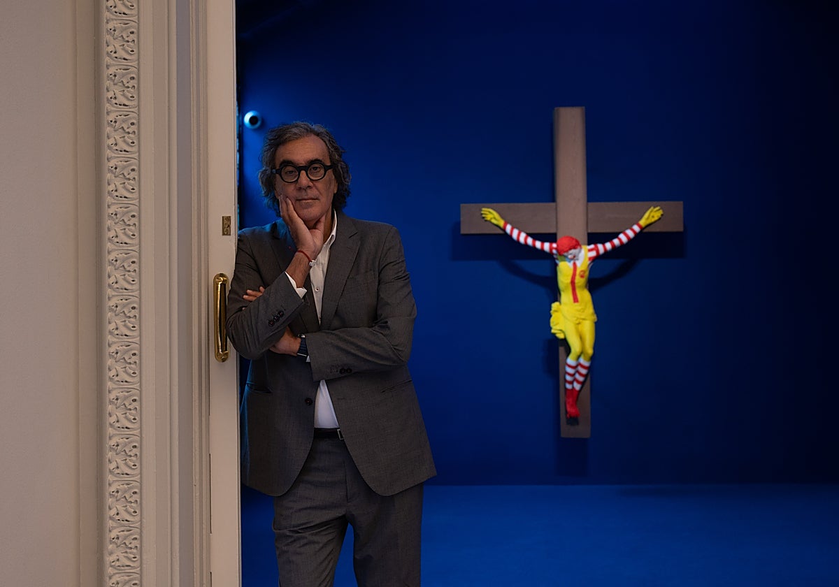 Tatxo Benet con la obra 'McJesus' de Jani Leinonen de fondo