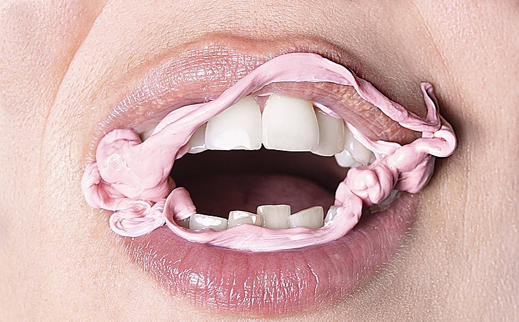 Imagen principal - Arriba, 'Antes de dormir', de Lorena Ruiz Pellicero (Guinardó). Sobre estas líneas, 'Autorretrato' de Alberto García-Alix, en Carles Taché, e imagen de Cristina de Middel para This Book is True