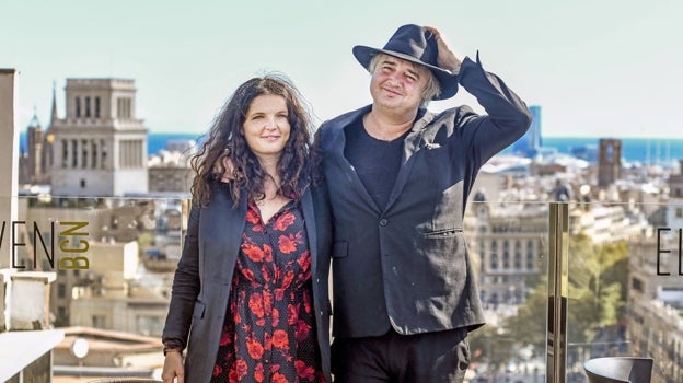 Doherty, junto a su esposa, la realizadora Katia de Vidas