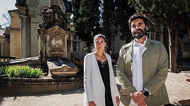 María y Miguel Donoso-Cortés Esteve, ante la tumba de su antepasado en el Panteón de Hombres Ilustres de la Sacramental de San Isidro