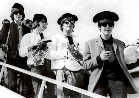 Imagen secundaria 1 - Arriba, Wood, Jagger y Richards posando con la camiseta del Barça con la lenggua 'stoniana'. Abajo a la izquierda, la llegada de los Beatles a Barcelona tras tocar en Las Ventas en 1965. A la derecha (Jude) Bellingham celebrando la victoria del Real Madrid en el clásico. El fue el autor de los dos goles que dieron la victoria a los blancos. 