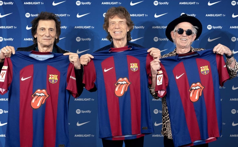 Imagen principal - Arriba, Wood, Jagger y Richards posando con la camiseta del Barça con la lenggua 'stoniana'. Abajo a la izquierda, la llegada de los Beatles a Barcelona tras tocar en Las Ventas en 1965. A la derecha (Jude) Bellingham celebrando la victoria del Real Madrid en el clásico. El fue el autor de los dos goles que dieron la victoria a los blancos. 