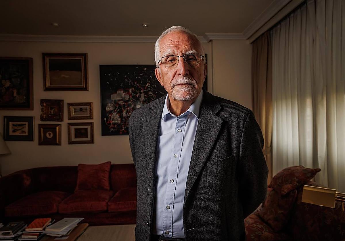 Luis Mateo Díez, fotografiado en su casa