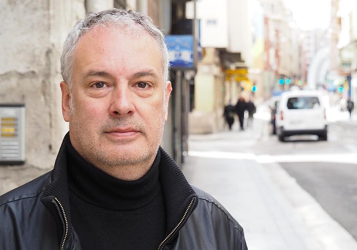 A ser un buen lector, César Sanz aprendió desde la biblioteca de su padre y abuelo. A hacer números, comprando y cambiando libros, tebeos