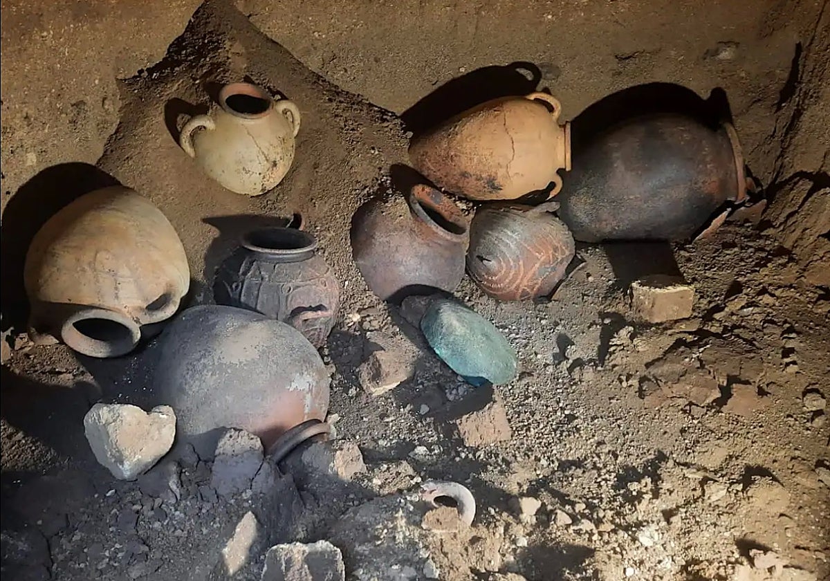 Interior de la tumba etrusca de doble cámara abierta en Vulci