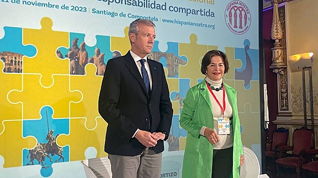 El presidente de la Xunta, Alfonso Rueda, con Araceli Pereda, presidenta de Hispania Nostra en la inauguración del congreso