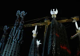 La Sagrada Familia ilumina por primera vez las torres de los cuatro Evangelistas