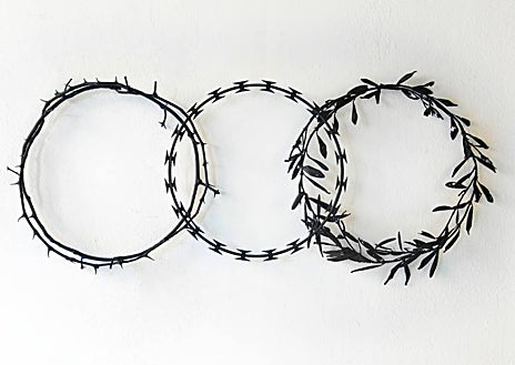 Imagen secundaria 1 - Sobre estas líneas, 'Héroes' y detalle de 'Us'. Arriba, 'caja-ataud' de Carlos Aires