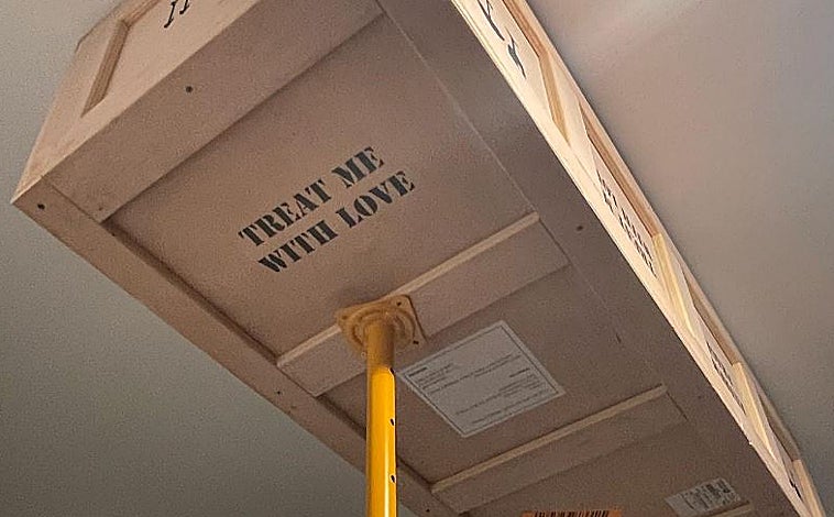 Imagen principal - Sobre estas líneas, 'Héroes' y detalle de 'Us'. Arriba, 'caja-ataud' de Carlos Aires