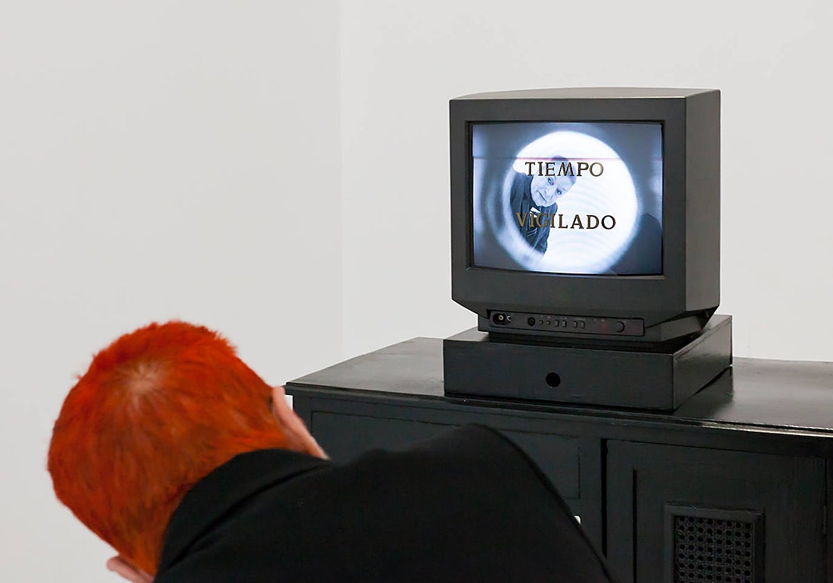 Concha Jerez ante su pieza 'tiempo vigilado'