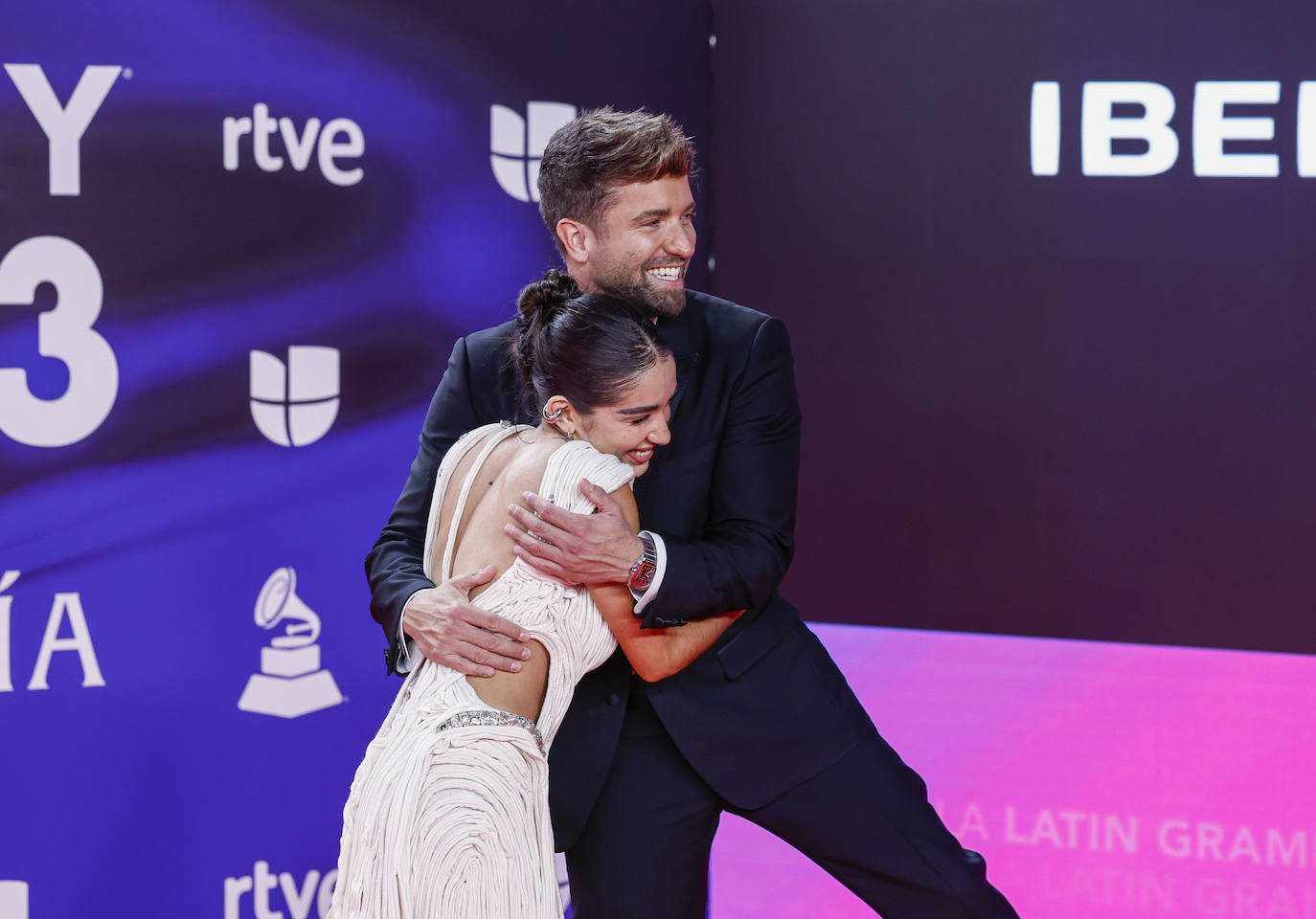 La cantante María Becerra con Pablo Alborán