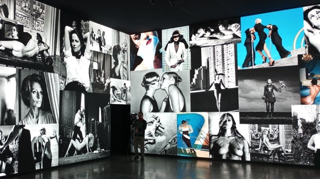 Imágenes de Helmut Newton, en unas pantallas en una de las salas de la muestra