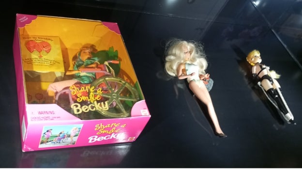 Algunas de las Barbies de Helmut Newton expuestas en una vitrina; a la izquierda, en silla de ruedas, a la derecha, la sadomasoquista