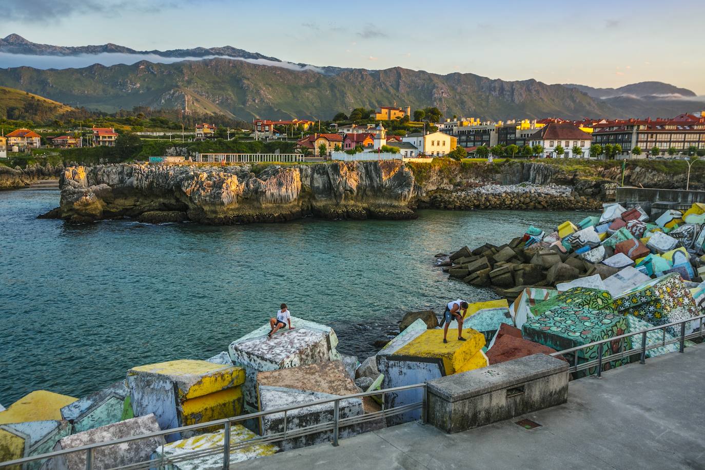 Los 'Cubos de la memoria'. Agustín Ibarrola realizaba esta obra en el puerto de Llanes, en Asturias, en tres fases distintas en homenaje al mar Cantábrico. ﻿