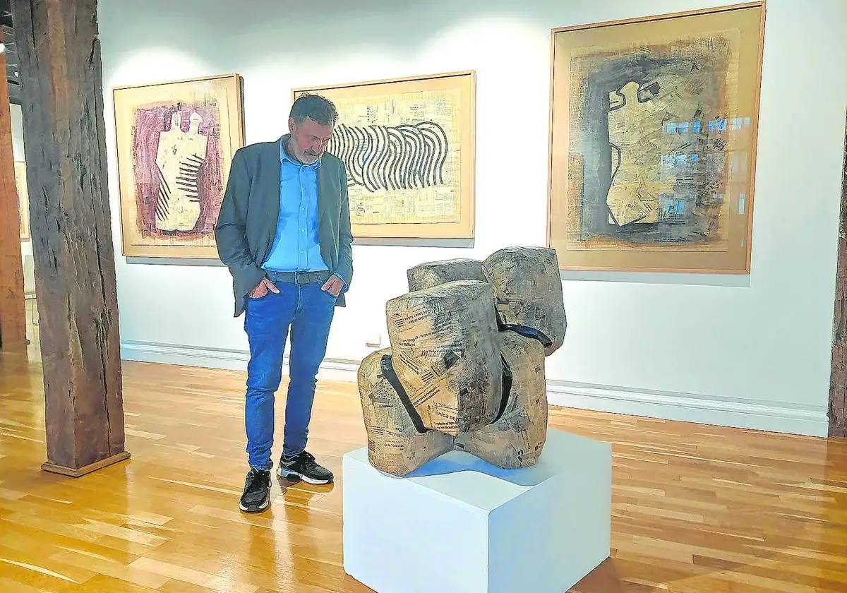 Este viernes se inaugura en el Museo de Arte e Historia de Durango una exposición del artista que está comisariada por su hijo, Irrintzi Ibarrola. La muestra recoge más de medio centenar de trabajos con el papel como soporte que abarcan más de dos décadas, desde la finalización del Bosque de Osma.