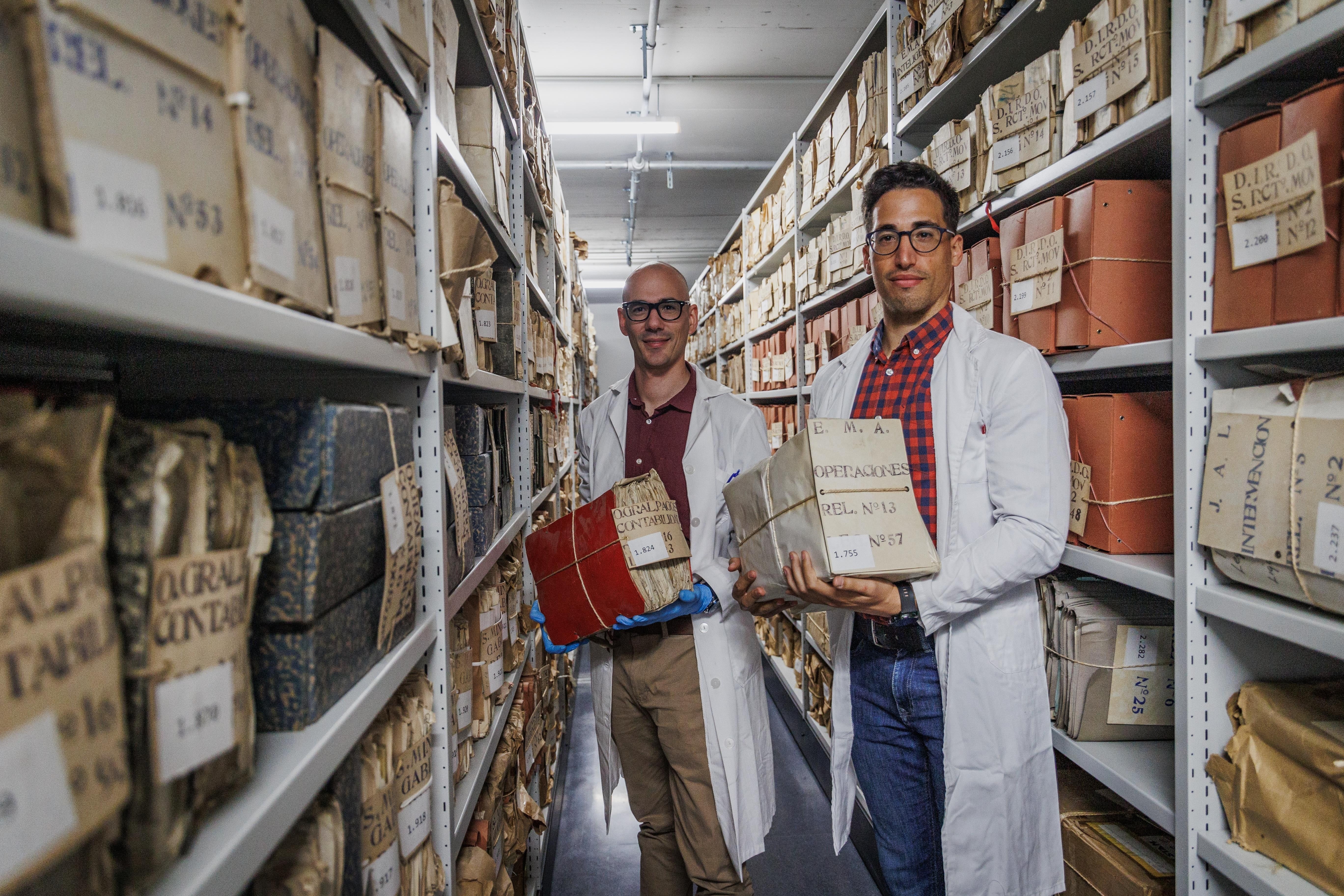 Técnicos del archivo recogen legajos en los depóstios
